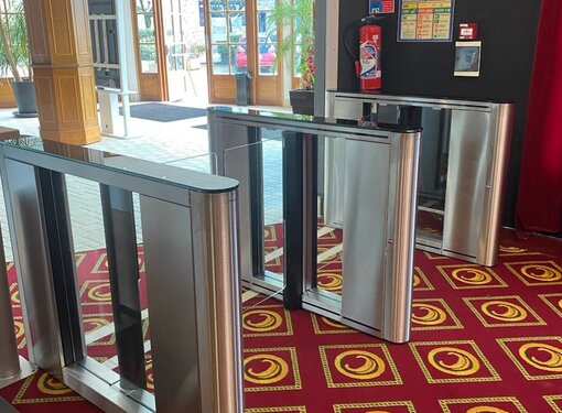 Installation de deux couloirs rapides Vision Touch pour le Casino de Lacaune