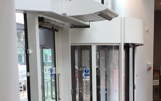 record K 22 – sas tambour à deux vantaux avec porte coulissante automatique intégrée et deux vitrines